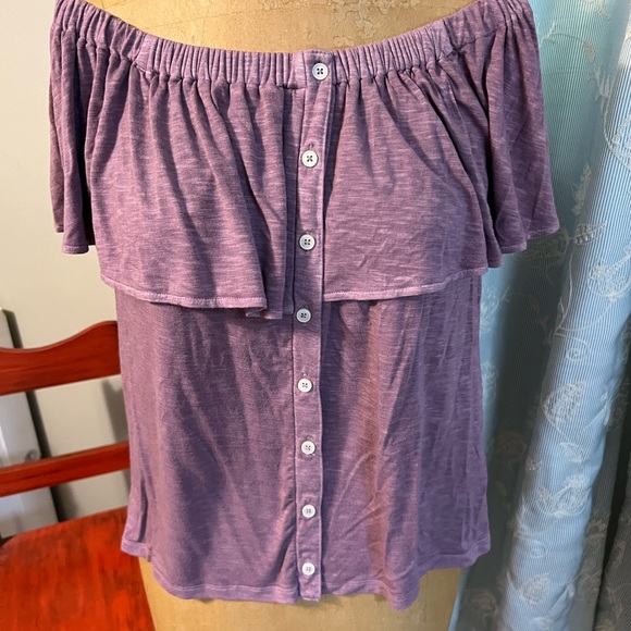 American Eagle shirt and sweater. - Picture 3 of 5